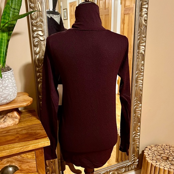 NWT Athleta Flurry Peak Turtleneck
Color: Burgundy/Black Size Medium - Picture 2 of 11